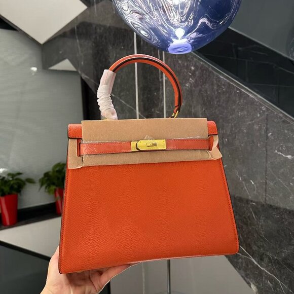 Classic Hermes Bag: A Stylish and Versatile Choice for Elegance - Picture 1 of 7